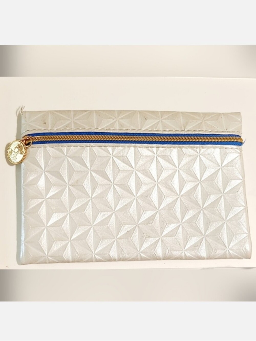NWT IPSY QUILTED TEXTURE WHITE GOLD COIN ZIPPER BAG 7.5×5"!